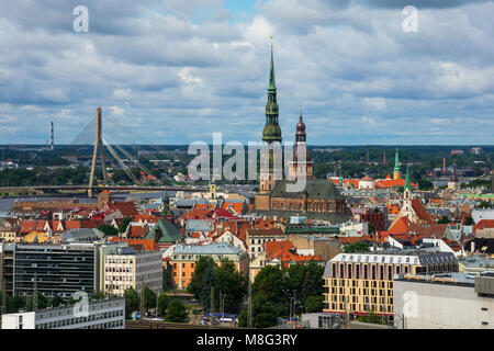 Riga, Lettonie. 23 août, 2017. Vue aérienne de la vieille ville de Riga à partir de Académie des sciences de Lettonie (Zinatnu akademija) Banque D'Images