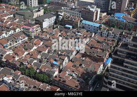 Densité urbaine : maisons traditionnelles de lilong dans le centre de Shanghai, en Chine Banque D'Images