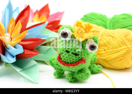 Le roi grenouille au crochet avec couronne et papier water lily.tinker sur fond blanc isolé. Banque D'Images