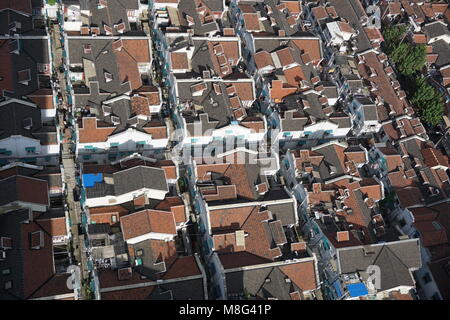 Densité urbaine : maisons traditionnelles de lilong dans le centre de Shanghai, en Chine Banque D'Images