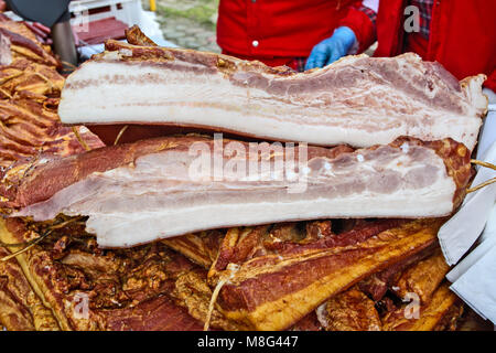 Bacon fait maison sur la table exposés pour la vente. Banque D'Images