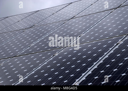 Panneau solaire, photovoltaïque, source d'électricité alternative - selective focus, copy space Banque D'Images