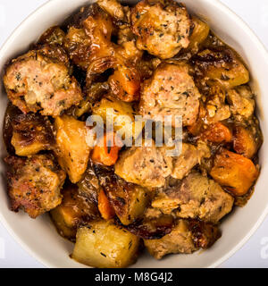 Style anglais britannique ou du porc rôti lentement et de farce en casserole contre une pâle ou fond bleu clair