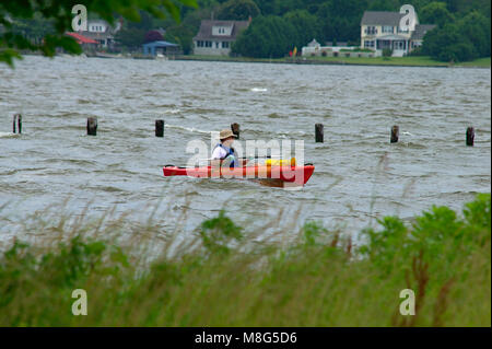 L'homme au cours de kayak dans les eaux agitées de la rivière Potomac Banque D'Images