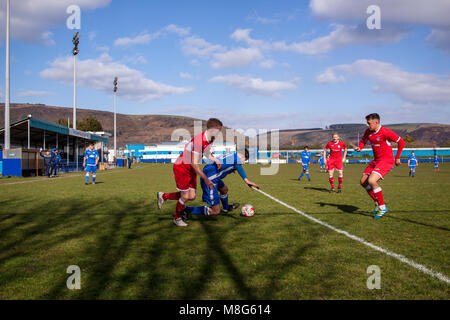 Port Talbot Town striker Josh Humphries obtenir salie par une tonne Pentre defender Banque D'Images