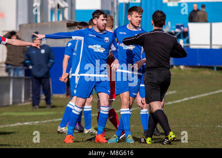 Port Talbot Town Terrain Jordanie Pike les recours contre Alex arbitre club McInch avec le capitaine Lewis Holmes Banque D'Images