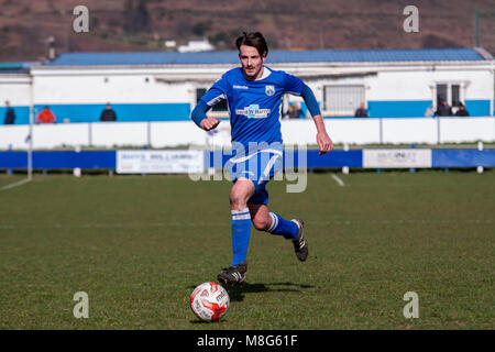 Port Talbot Town striker Josh Humphries attaques contre ton Pentre Banque D'Images