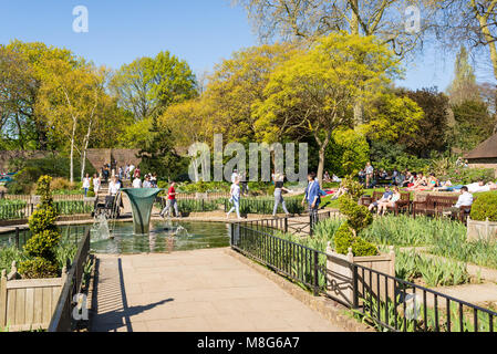 Les personnes bénéficiant de la chaude journée ensoleillée dans la région de Holland Park, Kensington et Chelsea, London, UK. Banque D'Images