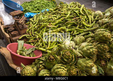 Maroc, Casablanca, Medina, des légumes frais en vente du Barrow street Banque D'Images