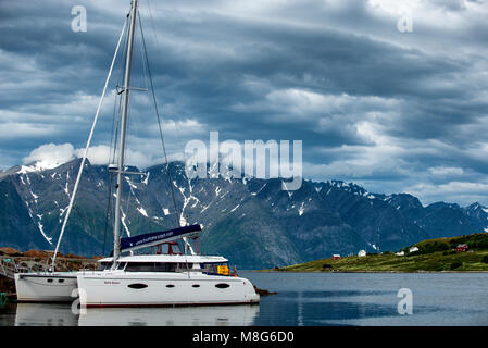 La voile au nord du Cercle arctique à partir de Tromso en Norvège. Lyngenfjord. Banque D'Images