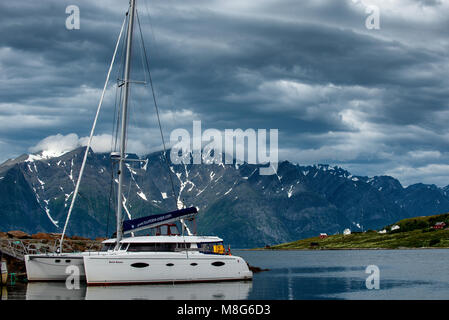 La voile au nord du Cercle arctique à partir de Tromso en Norvège. Lyngenfjord. Banque D'Images