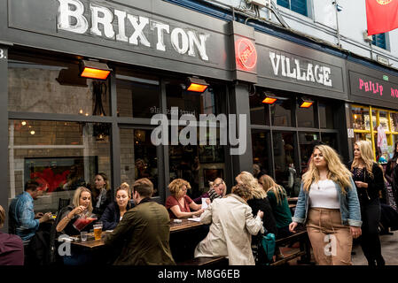 Les personnes mangeant de la Brixton Village Grill un lieu populaire dans la piscine du village, marché de Brixton une communauté multiculturelle marché avec sh indépendant Banque D'Images