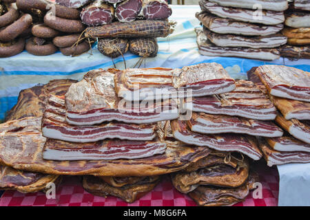 Bacon fait maison sur la table exposés pour la vente. Banque D'Images