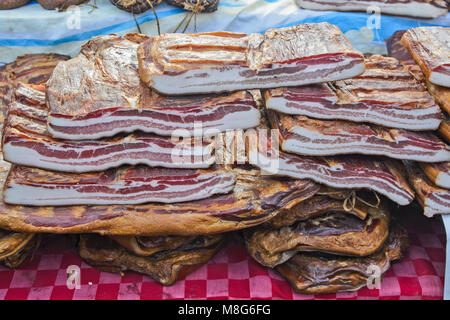 Bacon fait maison sur la table exposés pour la vente. Banque D'Images