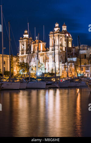 L'église Saint-Laurent de nuit, Birgu, Malte. Banque D'Images