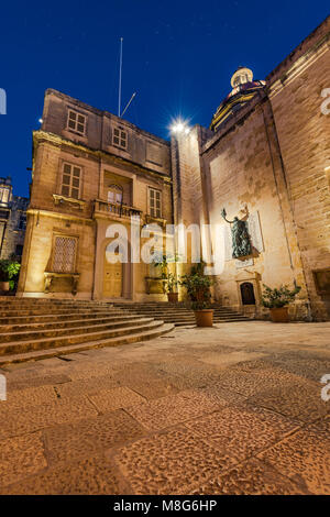 L'Église Saint-laurent illuminé dans Birgu, Malte Banque D'Images