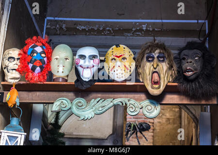 Groupe de masque de théâtre placée sur le mur et un support en bois à Montevideo, Uruguay. Banque D'Images