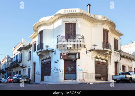 Montevideo, Uruguay - 25 Février 2018 : vieux café fermé dans un coin du centre-ville, près du port de Montevideo. Banque D'Images