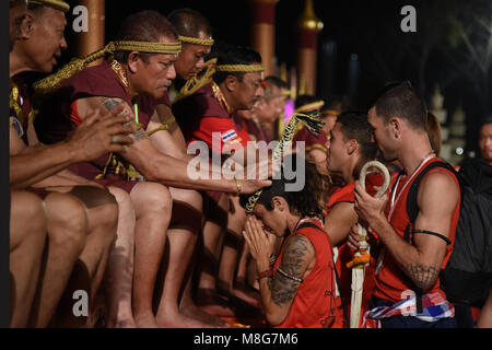 La Thaïlande. 17Th Mar, 2018. Plus de 1 260 ont assisté à la cérémonie de boxeurs Wai Khru Muay Ram dans l'ancienne capitale Ayutthaya thaïlandais au cours de Thai Boxe Thai Association Association de l'Institut des Arts Martiaux Boxe La Fédération mondiale de boxe professionnelle Association of Thailand conjointement organisé ' monde wai Kru Muay Thai 14e cérémonie ' c'est soldats thaïlandais ont rejoint la lutte pour la protection de la Thaïlande et cette fois, il y a plus de 1 260 boxeurs de 57 pays. Credit : Vichan Poti/Pacific Press/Alamy Live News Banque D'Images