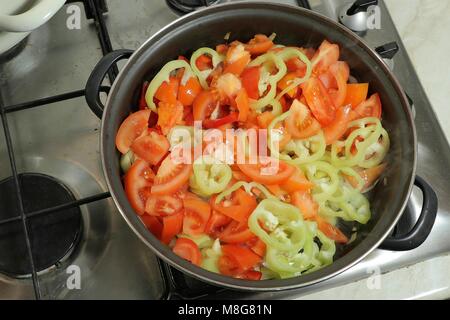 La cuisson des légumes Lecho Banque D'Images