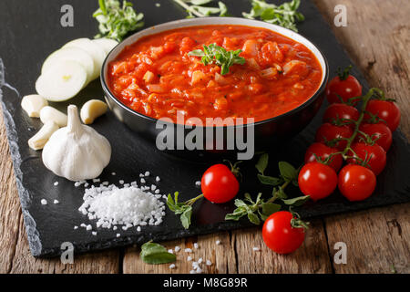 Frais napolitaine sauce pizzaiola faite avec les tomates, l'origan, l'oignon et l'ail sur la table horizontale. Banque D'Images