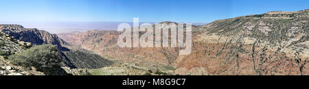 Panorama haute résolution composite de la réserve de Dana, un 1000 mètres de profondeur Valley dans le sud-ouest de la région montagneuse du Royaume de Jordanie, Banque D'Images