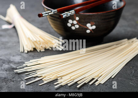 Les nouilles Udon pour la cuisine une cuisine asiatique et orientale sur fond noir. Selective focus Banque D'Images