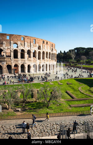 Le colisée ou Coliseum à partir de la colline du Palatin. Également connu sous le nom de l'amphithéâtre Flavien, un amphithéâtre ovale au centre de la ville de Rome, Italie. Banque D'Images