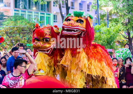 Les artistes de rue dragon chinois la foule pendant les célébrations du Nouvel An lunaire chinois, Ho Chi Minh Ville, Saigon, Vietnam Banque D'Images