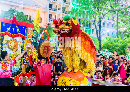 Les artistes de rue dragon chinois la foule pendant les célébrations du Nouvel An lunaire chinois, Ho Chi Minh Ville, Saigon, Vietnam Banque D'Images