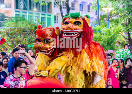 Les artistes de rue dragon chinois la foule pendant les célébrations du Nouvel An lunaire chinois, Ho Chi Minh Ville, Saigon, Vietnam Banque D'Images