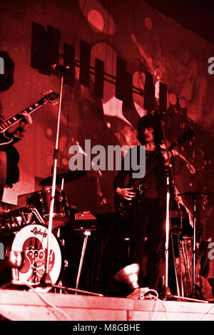 Le groupe de rock progressif britannique Spooky Tooth effectuer à l'Université de Bristol's Students' Union le samedi 1 mars 1969 dans le cadre de cette année, le RAG des événements. Version colorisée. Déménagement huiles de couleur ont été projetées sur la toile. Banque D'Images