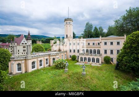 KOWARY, Pologne - 12 juillet 2017 : modèle de palais du roi de Prusse Frédéric-Guillaume III - dans Myslakowice en miniature Park Banque D'Images