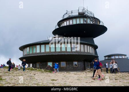 La Pologne, SNIEZKA - Juillet 14, 2017 : bâtiment en forme d'OVNI de meteorogical observatoire situé sur la crête des montagnes de Karkonosze en Sniezka Banque D'Images