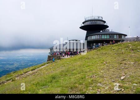 La Pologne, SNIEZKA - Juillet 14, 2017 : bâtiment en forme d'OVNI de meteorogical observatoire situé sur la crête des montagnes de Karkonosze en Sniezka Banque D'Images