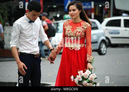 Hanoi, Vietnam - 15 mars 2018 : Tout couple marié en tenant une séance photo dans les rues de Hanoi Banque D'Images