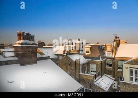 Terrasse chambre Victorienne avec de la neige des toits Banque D'Images