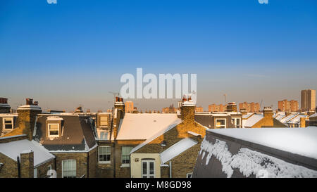 Terrasse chambre Victorienne avec de la neige des toits Banque D'Images