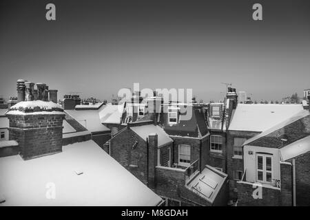 Terrasse chambre Victorienne avec de la neige des toits Banque D'Images