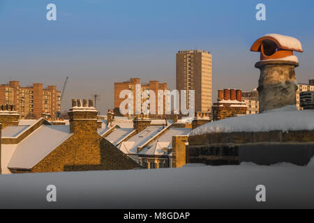 Terrasse chambre Victorienne avec de la neige des toits Banque D'Images