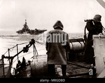 La Seconde Guerre mondiale WW2 - destroyer et porte-avions en mer - la marine britannique Banque D'Images