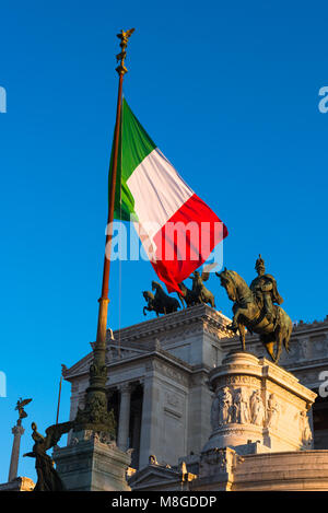 Drapeau Italien volant à la monument de Vittorio Emanuele II, Rome. L'Italie. Banque D'Images