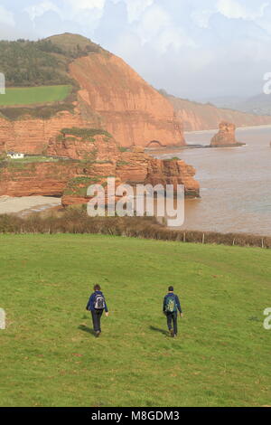 Les gens à pied sur la côte sud-ouest près de chemin dans l'est du Devon Ladram Bay Banque D'Images