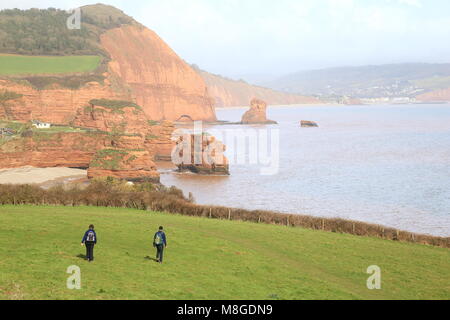 Les gens à pied sur la côte sud-ouest près de chemin dans l'est du Devon Ladram Bay Banque D'Images