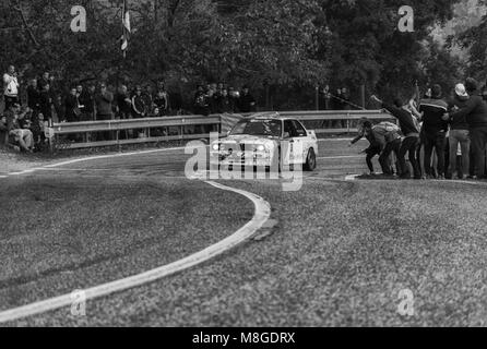 SAN MARINO - OTT 21, 2017 : BMW M3 E30 1989 dans la vieille voiture de course course historique rallye Banque D'Images