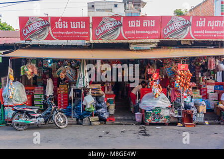 Boutique alimentaire épicerie typique à Phnom Penh, Cambodge Banque D'Images