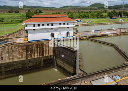 Les différences de hauteur d'eau dans les écluses Miraflores de la rive sud (océan Pacifique) Fin du Canal de Panama. Banque D'Images