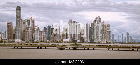 La vue de la ville de Panama sur une journée nuageuse, de Casco Viejo, avec l'anneau de Cinta Costera au sol Banque D'Images
