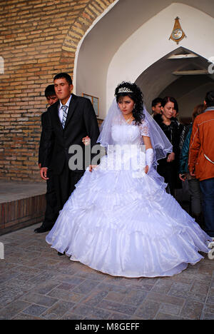 Jeune couple ouzbek à Khiva après notre mariage. Fête de mariage conserve et amusant. bruyant Le nombre d'invités dépasse souvent 300 à 400 personnes. Banque D'Images