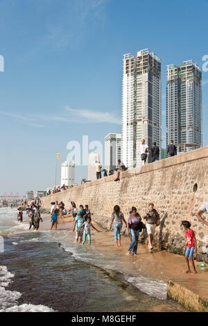 La population locale sur la plage par Galle Face Green - un lieu populaire de Colombo pour passer du temps à jouer et jouer à la mer. Banque D'Images